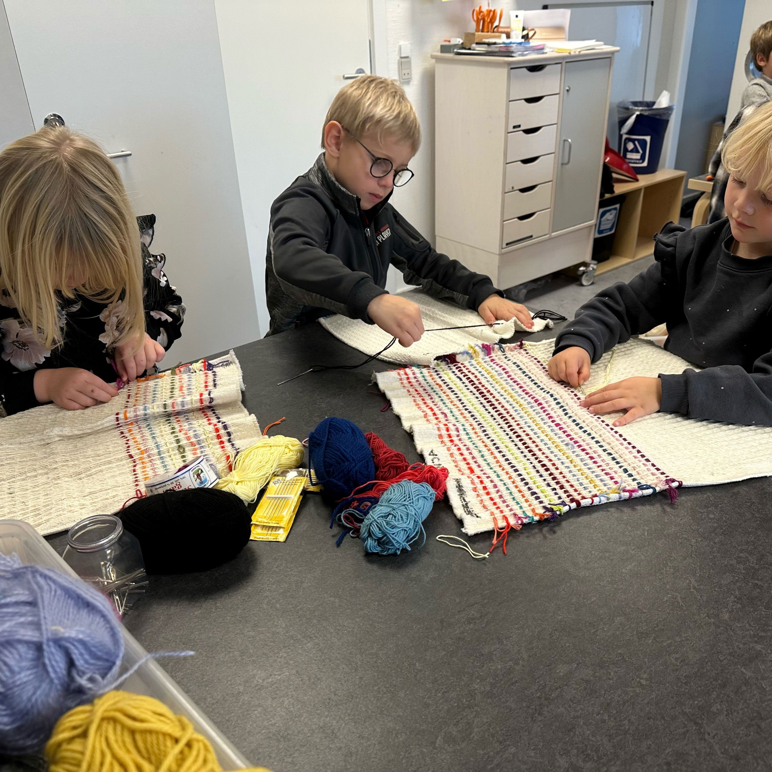 Børn syr i Børnehuset Viborgvej