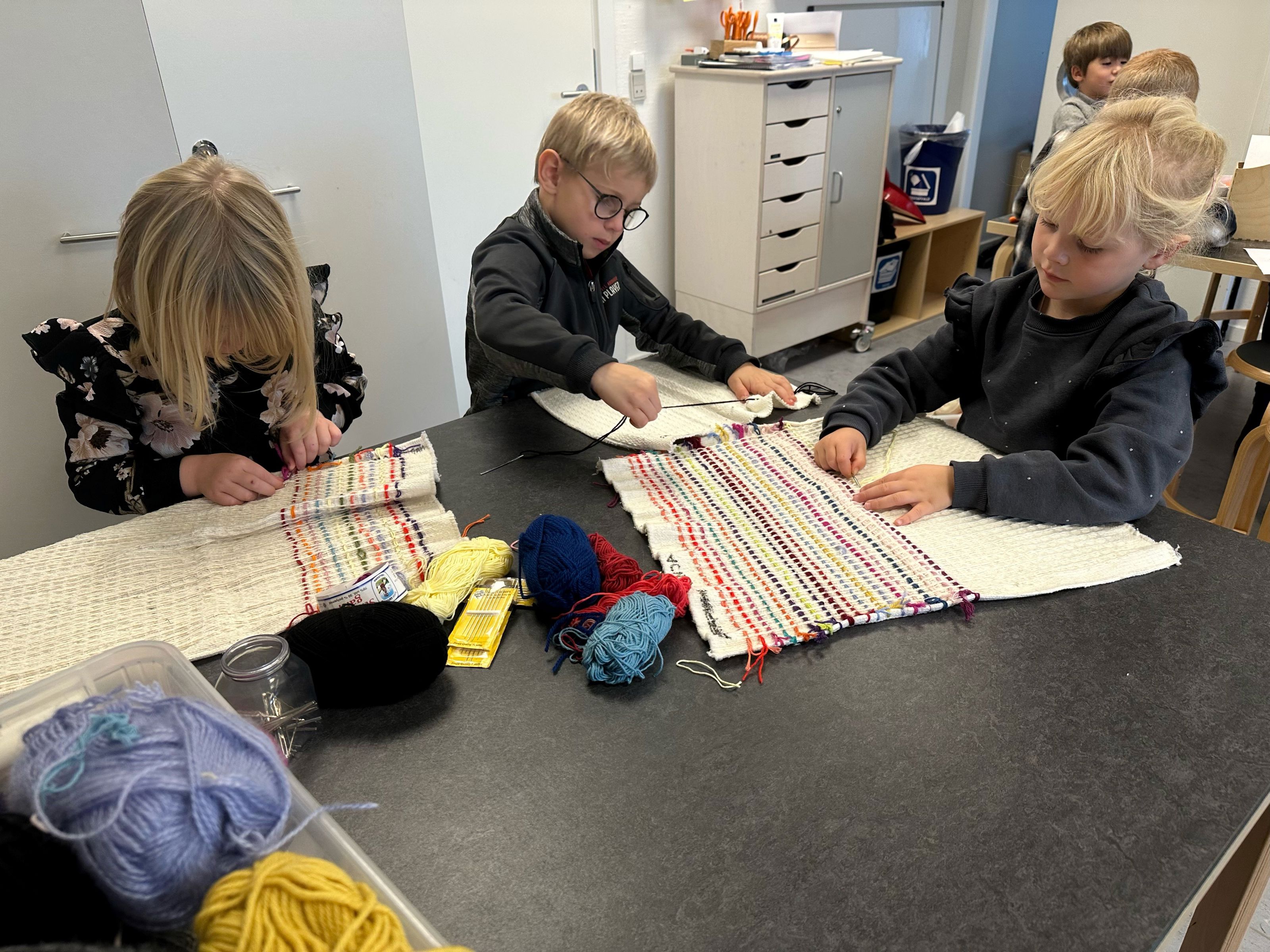 Børn syr i Børnehuset Viborgvej