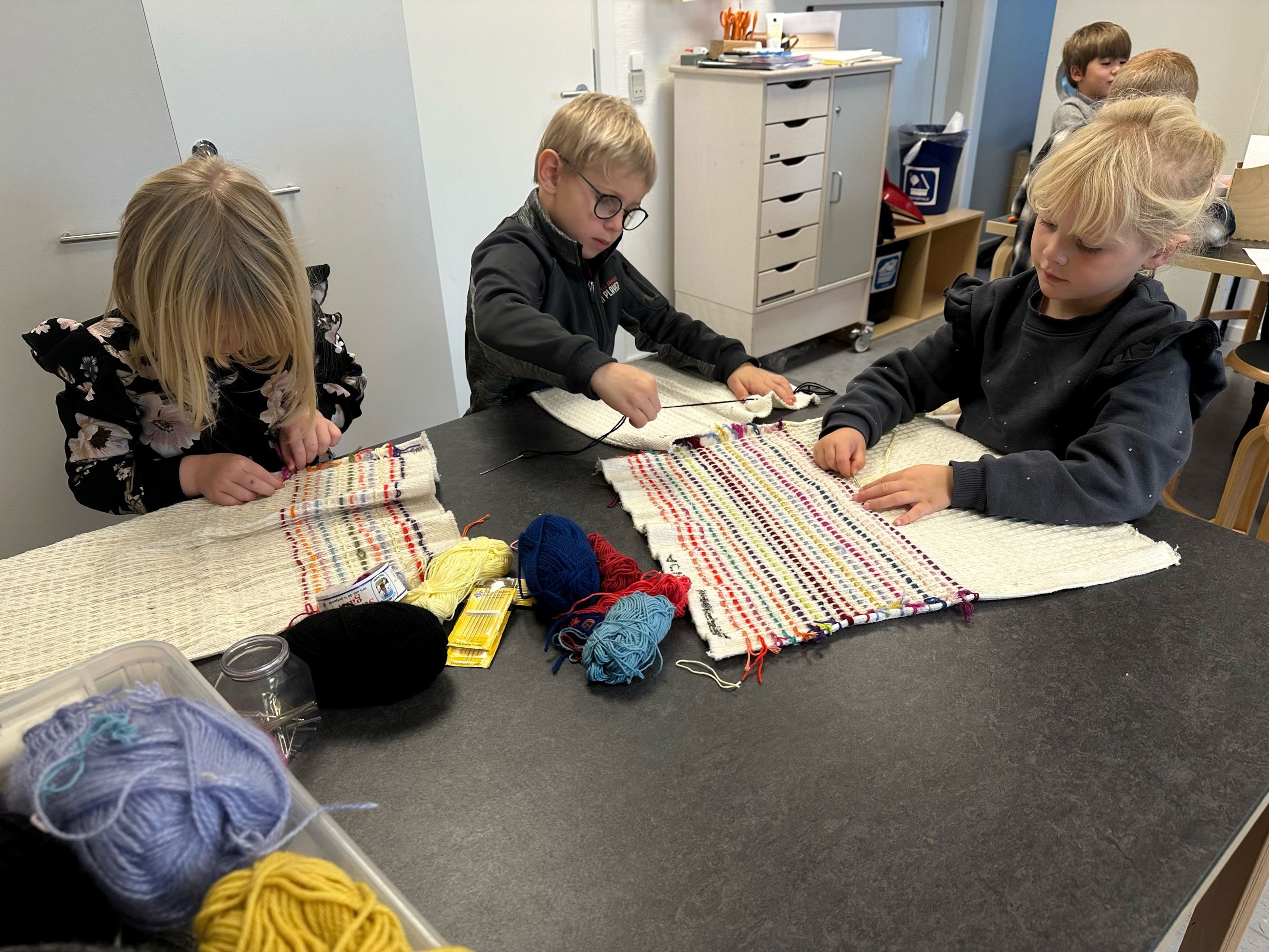 Børn syr i Børnehuset Viborgvej