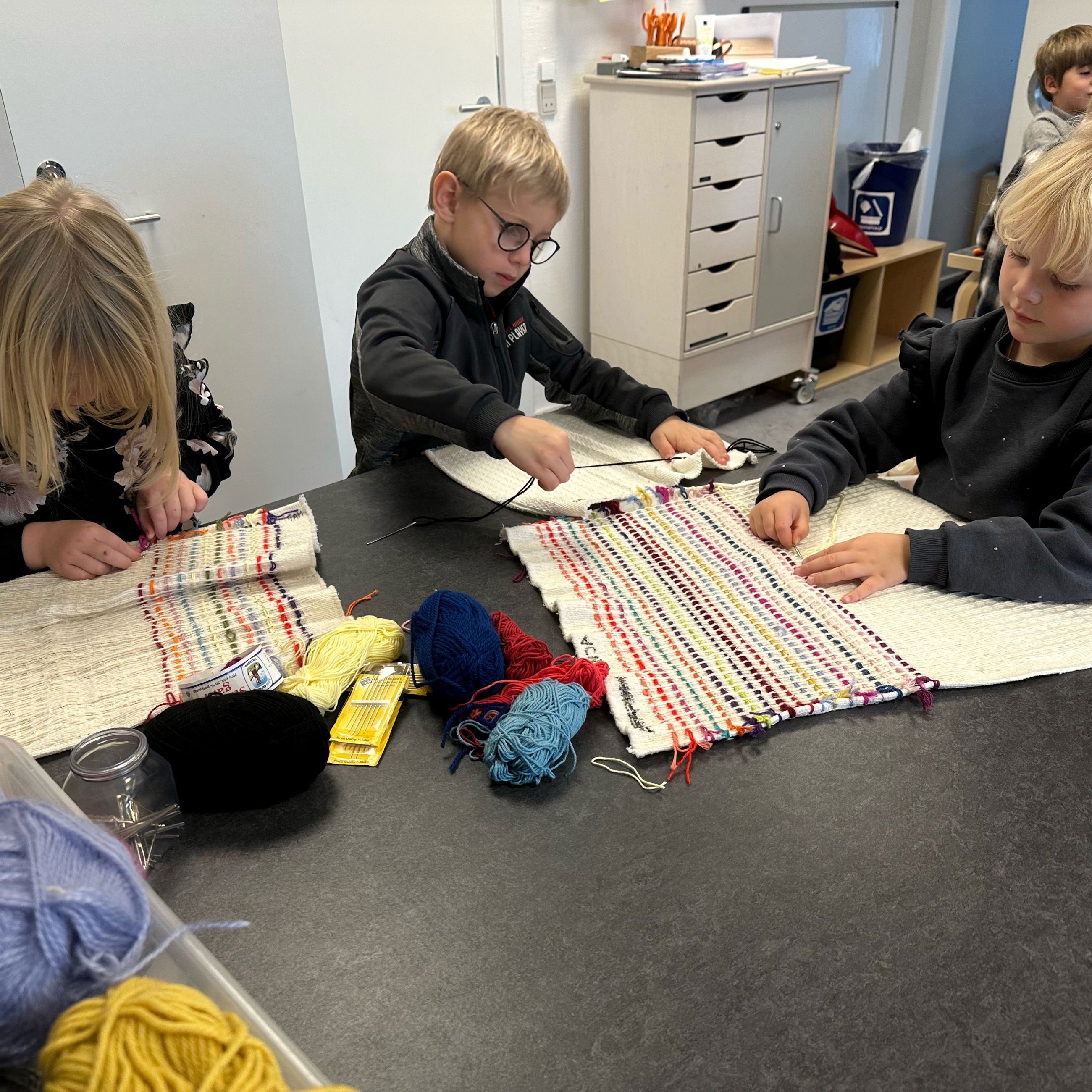 Børn syr i Børnehuset Viborgvej