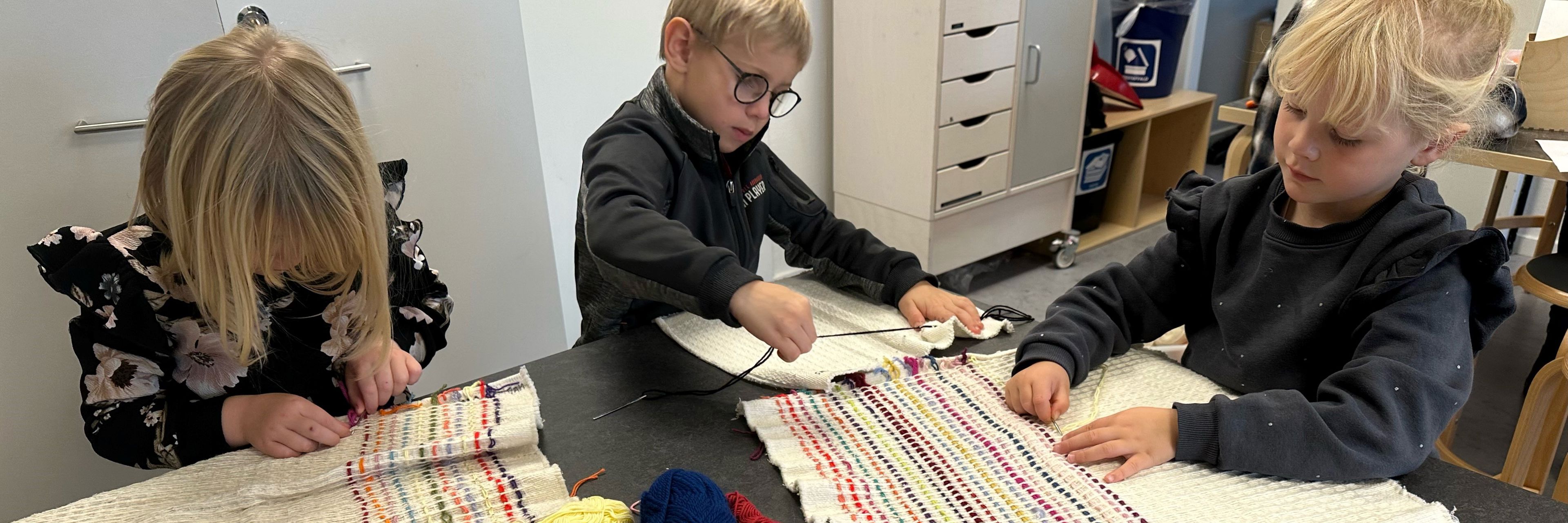 Børn syr i Børnehuset Viborgvej