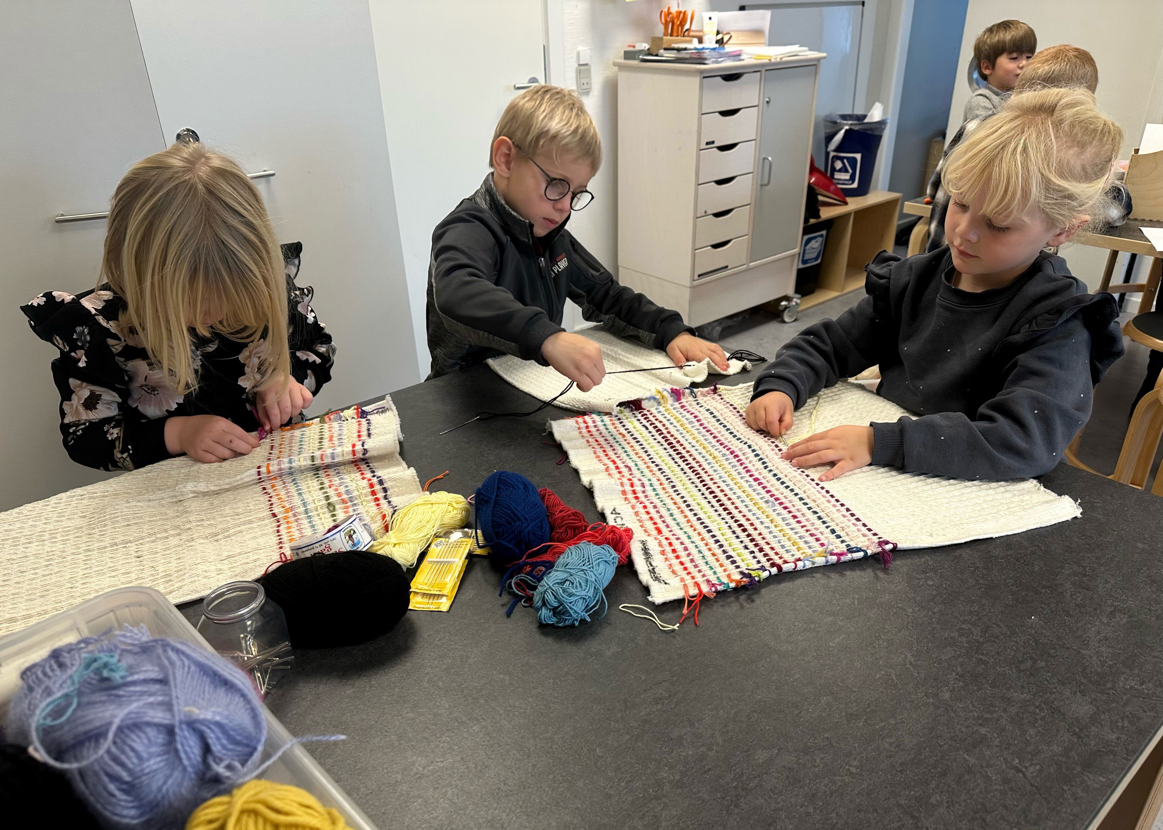 Børn syr i Børnehuset Viborgvej