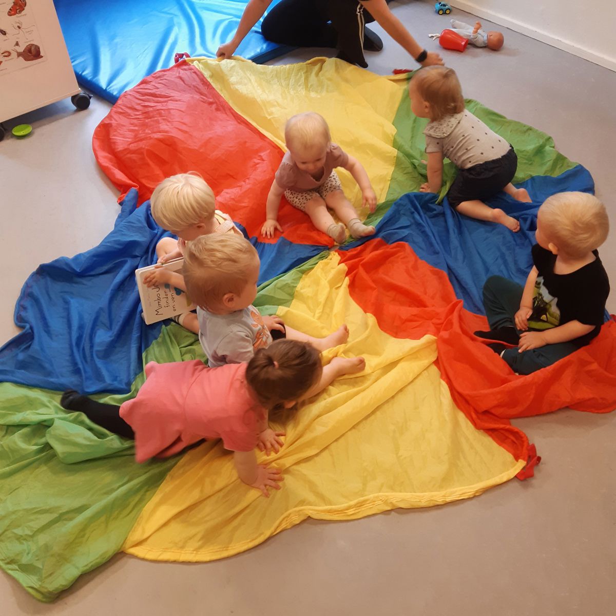 Børn leger på tæppe i Børnehuset Viborgvej