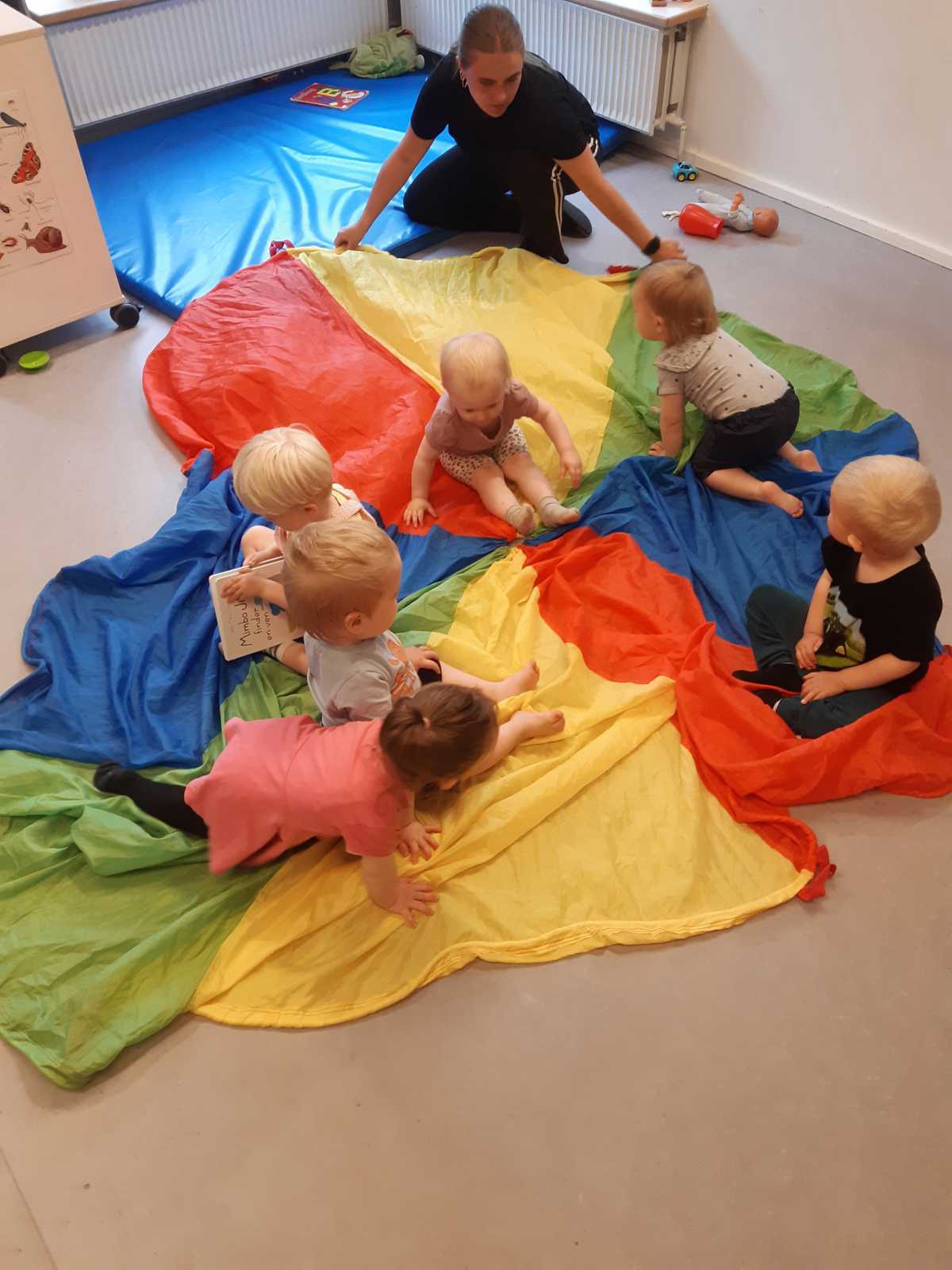 Børn leger på tæppe i Børnehuset Viborgvej