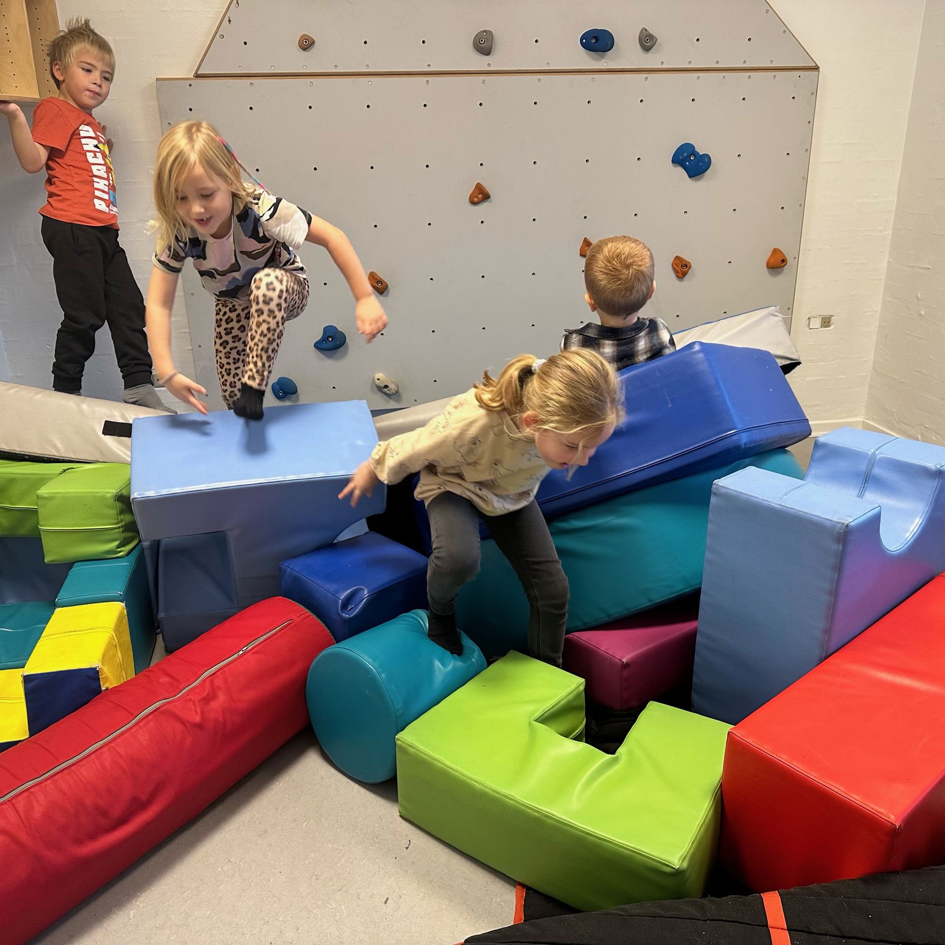 Børn leger i Børnehuset Viborgvej